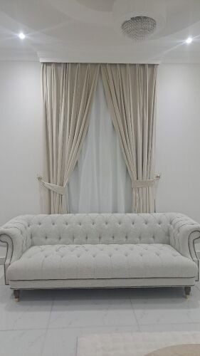 أريكة وستارة