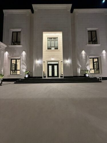 للبيع فيلا جديدة في ام قرن