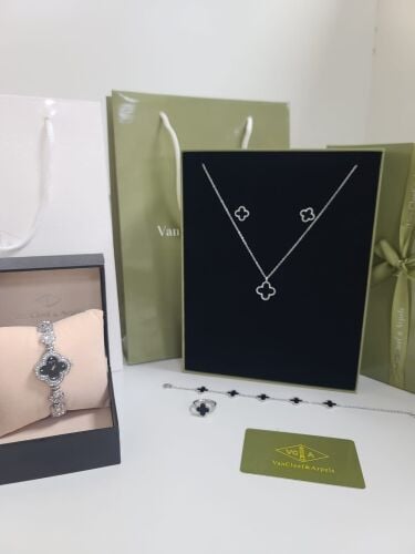 اطقم ماركه فإن كليف كواليتي