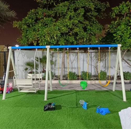 أرجوحة طفل تنزلق