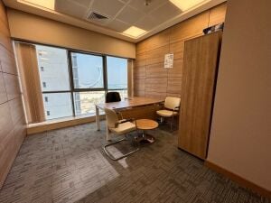 مكتب خدمي فاخر في لوسيل مارينا