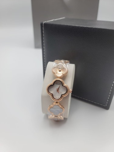 ساعات انيقة