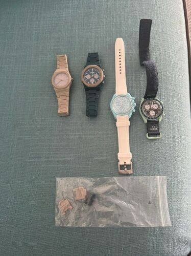 عدد أربع ساعات أنواع مختلفة