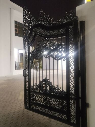 صباغ أبواب الحديد