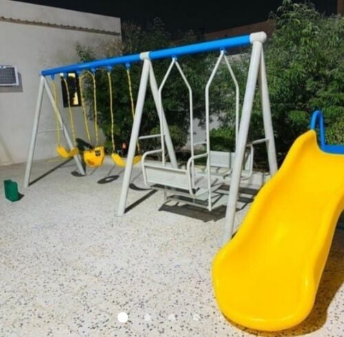 أرجوحة ومنزلقة للأطفال