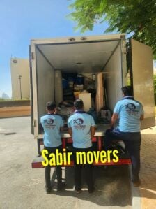 شاحنات مغطاة ومواقف آمنة