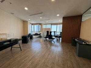 مكتب للإيجار مفروش  الدفنه