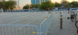 "بيع وتأجير حواجز تنظيم الحشود"