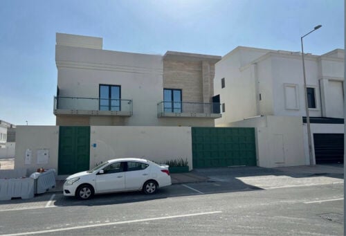 للبيع فيلا فخمه جداً في العب