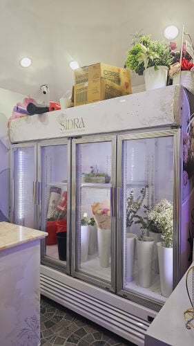 ثلاجه محل ورد بحاله ممتازه 