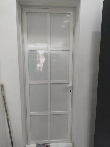 أعمال القواطع الزجاجية والمرايا