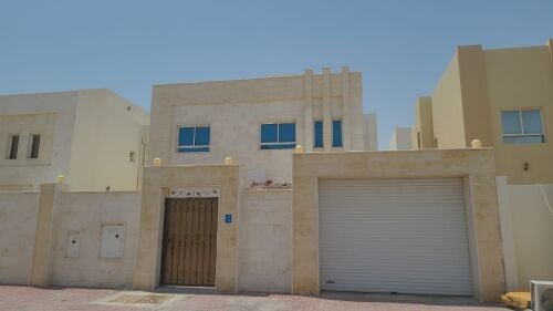 للايجار تقسيم فيلا في ام قرن