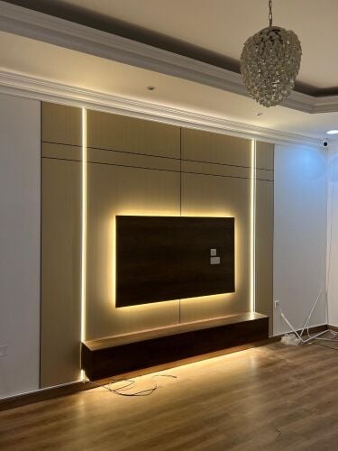 لوح رخيص وخزانة تلفزيون