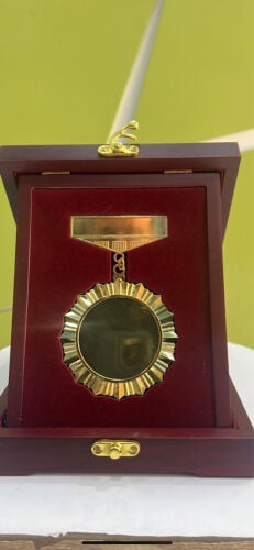دروع دائرية ذهبية فاخرة