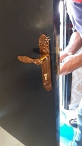 فتح الأبواب المغلقة بدون تكسير