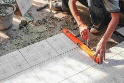 أعمال تركيب البلاط