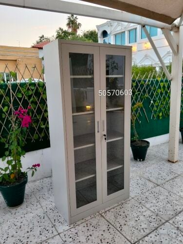 خزانة زجاجية كاملة ونصف زجاجية