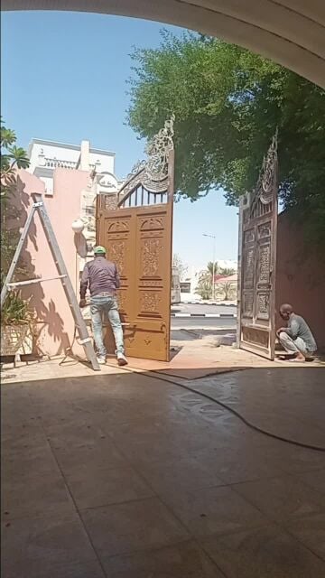 صبغ بوابات الحديد