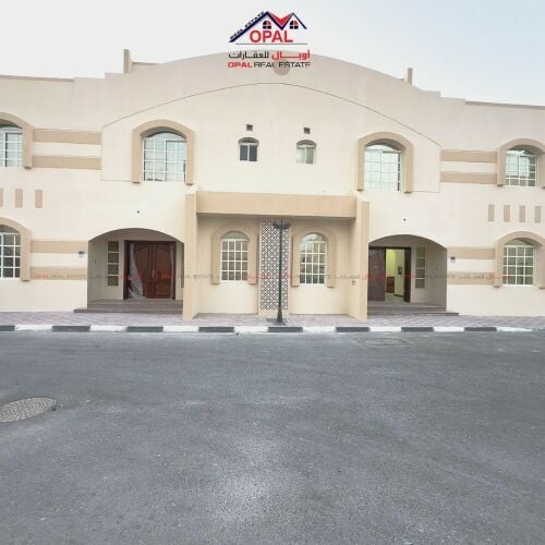 فيلا للايجار بمجمع سكني بعين خالد