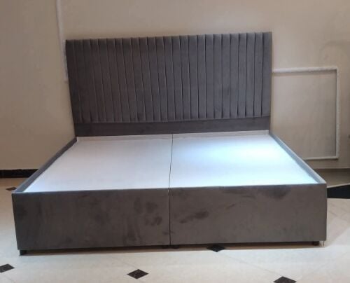 سرير مزدوج وخزانة ملابس كبيرة للب