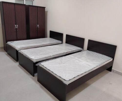 سرير مفرد وخزانة صغيرة للبيع.