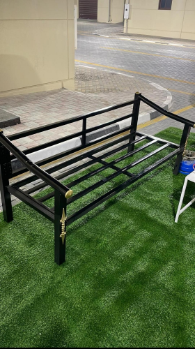 كراسي حديد وطاولات