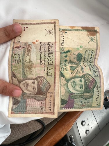 عملات عمانية قديمة بصورة قابوس