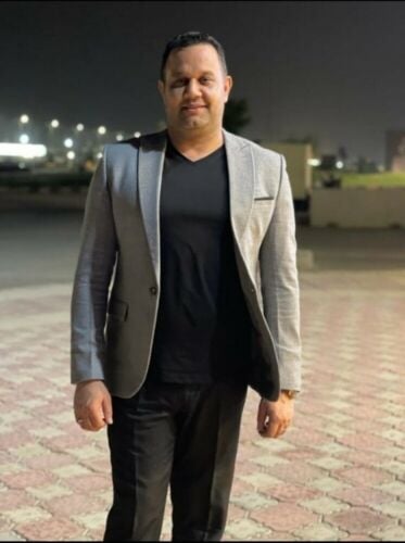 مصري يبحث عن وظيفه لدي المواطنين