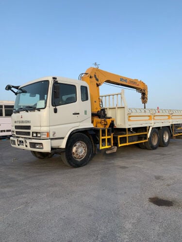 BOOM TRUCK MITSUBISHI SIX WHEEL 