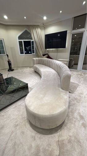 صوفا طويلة فاخرة.