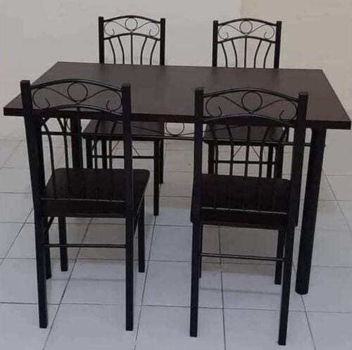 بيع كراسي وطاولات طعام فندقية.