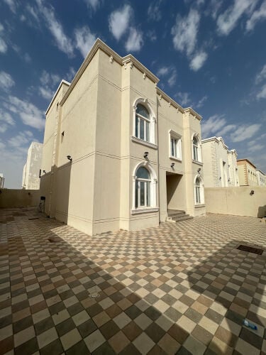 للإيجار فيلًا بام قرن 