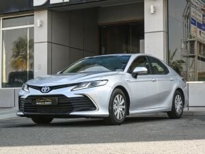 Toyota Camry LE Hybrid. 2022