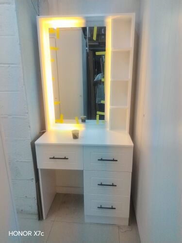 Drassing table with lite