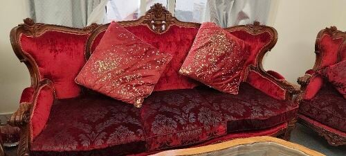 طقم كنب مع طاولات