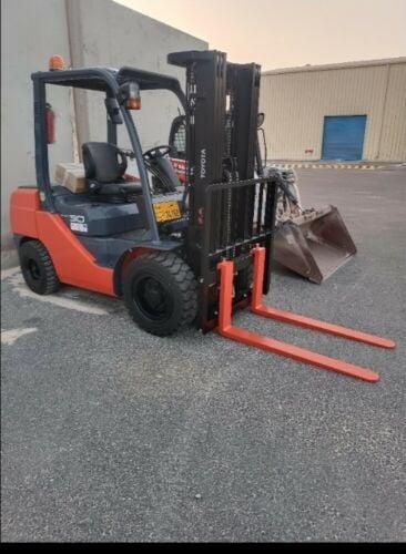 forklift for rent 77551180
