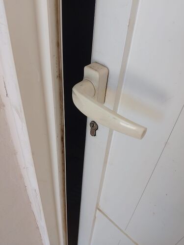 تركيب وصيانة الأبواب والاقفال وفت