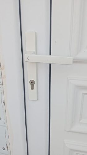 تركيب وصيانة الأبواب والاقفال وفت