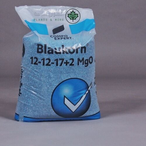 التسميد وتنظيف النخيل