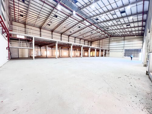 Warehouse + 23 rooms for rent