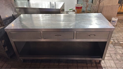 طاوله استيل مع ثلاث ادراج