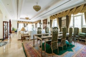 فيلا بموقع زاوية وحديقة كبيرة