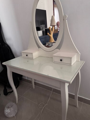 dresser / vanity 