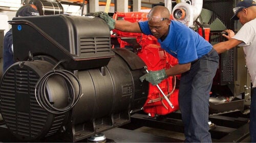 مكانيكي وفني لفحص وتصليح المولدات