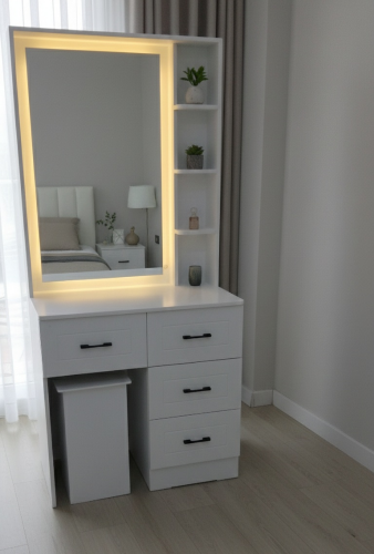 طاولة تزيين جديدة للبيع.