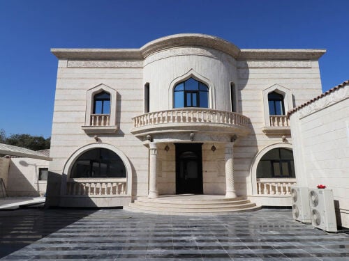 فيلا فاخرة للبيع في الدفنه 