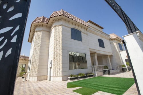 للبيع فيلا واسعه في الدفنه 