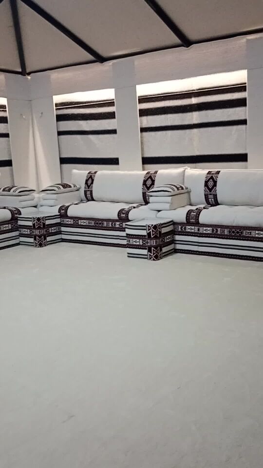 خيما جديدة وقديمة صنع مجلس أريكة