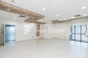 مكتب فاخر مع 6 مواقف سيارات