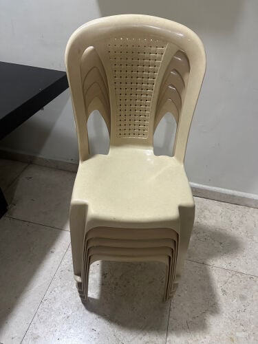 طاولة طعام مع كراسي بلاستيكية 
